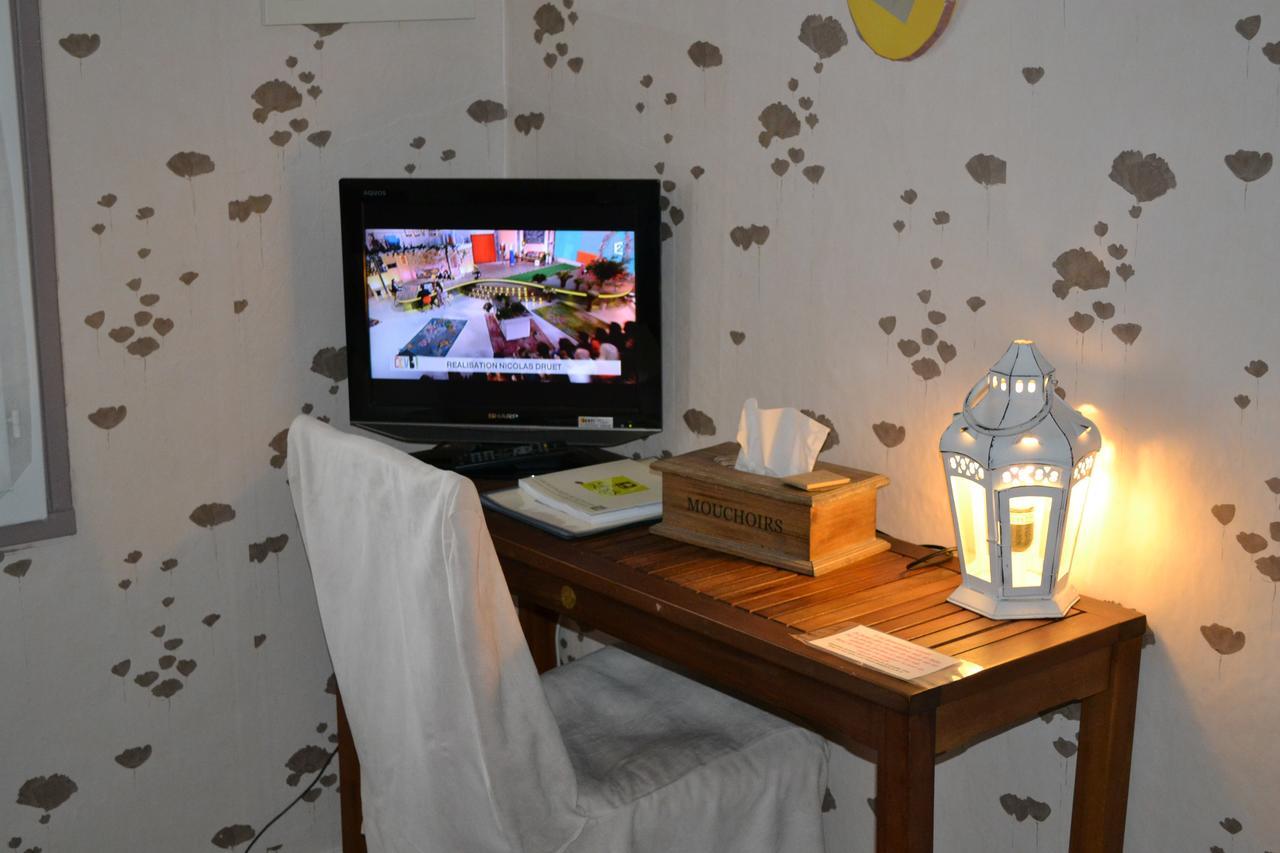 Отель Logis Le Relais Sarrasin Vezenobres Экстерьер фото