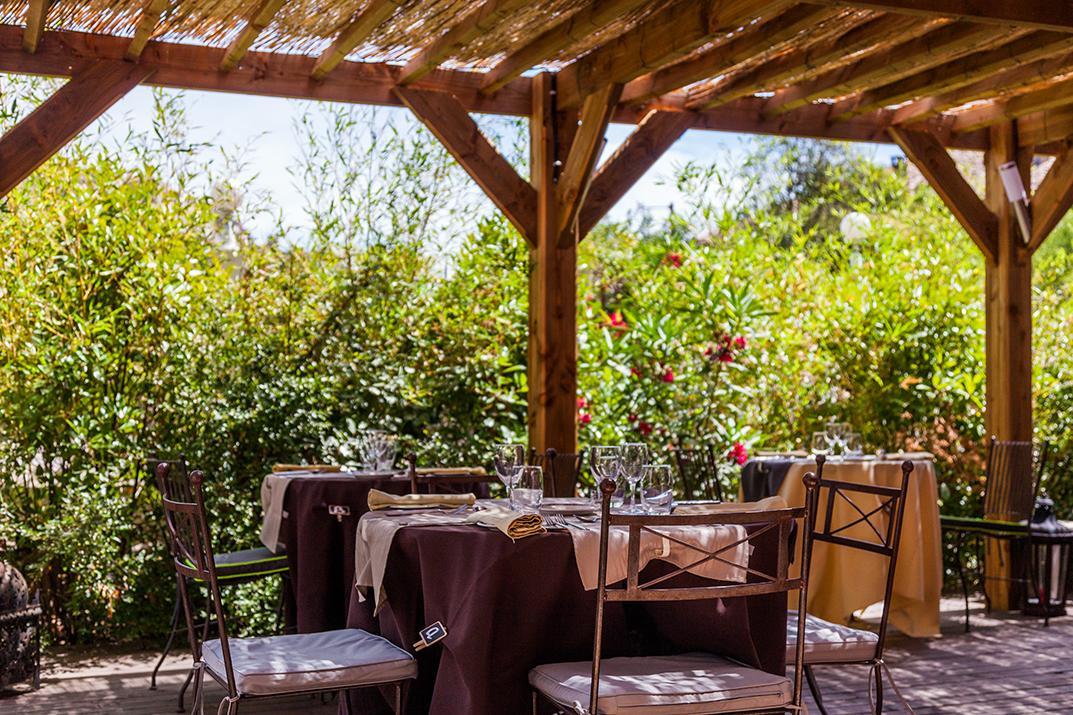 Отель Logis Le Relais Sarrasin Vezenobres Экстерьер фото