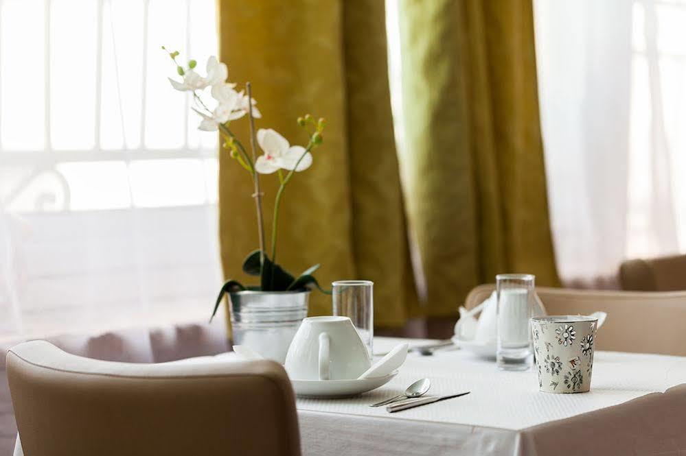 Отель Logis Le Relais Sarrasin Vezenobres Экстерьер фото