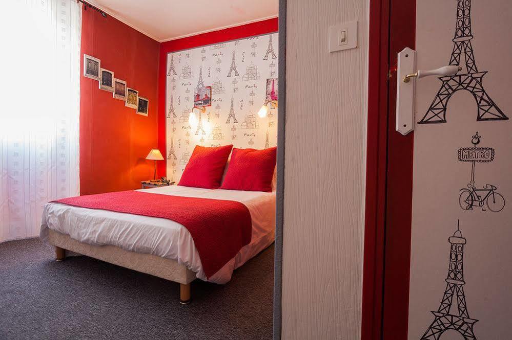 Отель Logis Le Relais Sarrasin Vezenobres Экстерьер фото