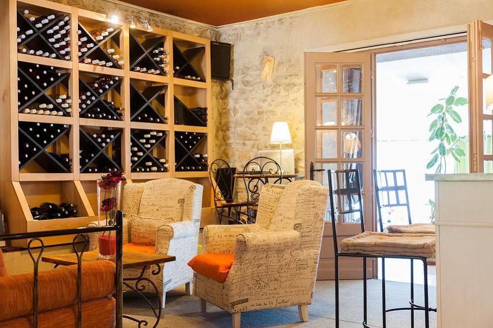 Отель Logis Le Relais Sarrasin Vezenobres Экстерьер фото